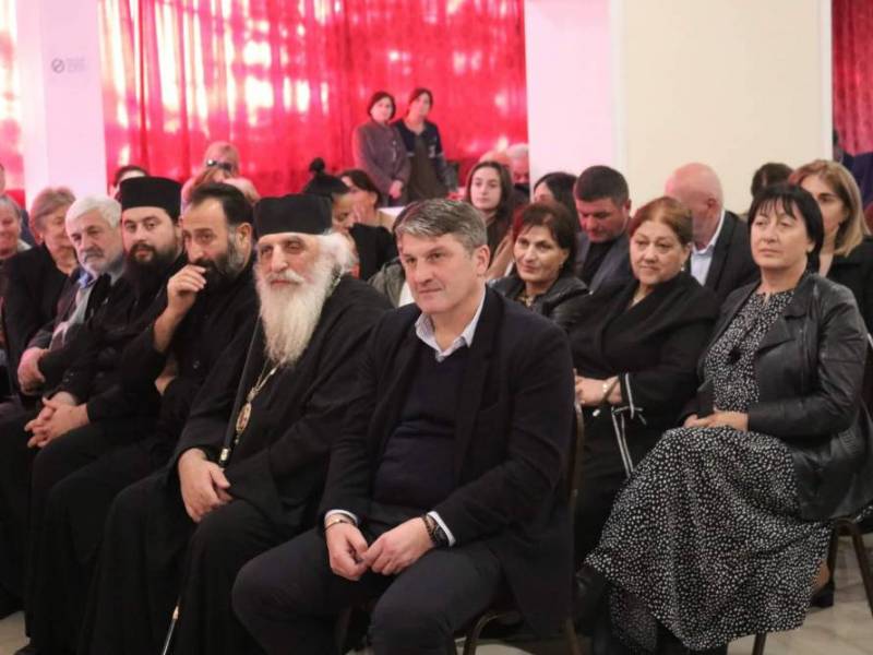 ლეჩხუმის განათლების მუზეუმში წიგნების-,,ლეჩხუმი და ლეჩხუმელები" და ,,კვალი ნათელი"...